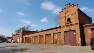 Zrujnowany budynek koszarowy jeszcze taniej