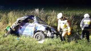 Wyprzedzał inne auto - wypadł z drogi i dachował