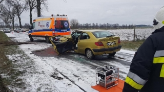 Uderzenie w drzewo na śliskiej drodze