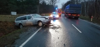 Samochód wypadł z drogi. Policja ostrzega