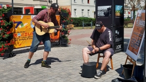 Grajkowie występują na ulicach centrum Gniezna