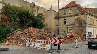 Rozbiórka domu przy ul. Warszawskiej odsłoniła ciekawy detal