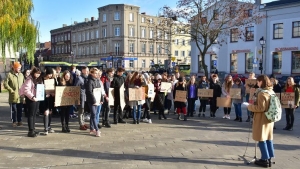 Strajk klimatyczny na placu przed teatrem