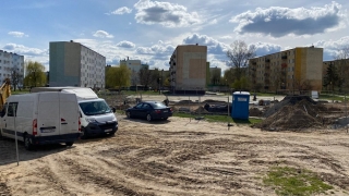 Trwa budowa placu zabaw, boiska i parkingu na os. Ustronie