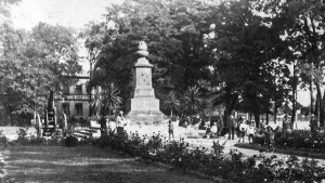 Pomnik Poległych Powstańców w Parku im. T. Kościuszki (przed dworcem kolejowym). Był jednym z miejsc, przy którym obchodzono uroczystości patriotyczne w okresie międzywojennym.