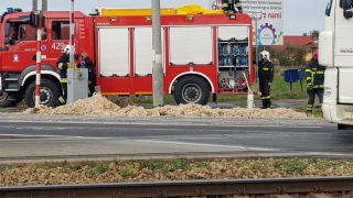 Ciężarówka zgubiła towar. Druga uszkodziła rogatkę