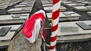 Flaga z masztu leżała na kamieniu. „Uczulamy do szacunku dla naszych barw”