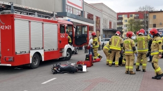 Zderzenie z motocyklistą na parkingu supermarketu