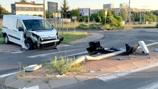 Skasowane znaki, uszkodzone samochody i przewrócona latarnia. Sprawca zbiegł