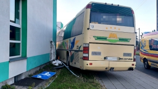 Autobus uderzył w budynek i ogrodzenie