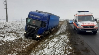 Zasnął za kierownicą ciężarówki i zjechał do rowu