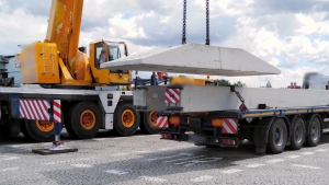 Kolejny za ciężki transport betonowych słupów