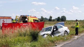 Zdarzenie dwóch samochodów. Dwie osoby poszkodowane