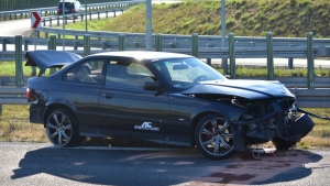 Rozpędzone BMW uderzyło w bariery na S5