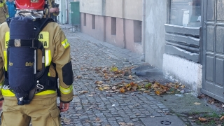 Dym ulatywał z piwnicy. Lokator nie chciał wpuścić strażaków