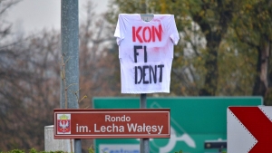 Koszulka „konfident” na rondzie im. Lecha Wałęsy