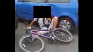 Pijany rowerzysta uderzył w zaparkowane auta
