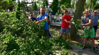 Gnieźnianie ruszyli na pomoc cmentarzom!