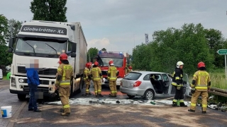 Czołowe zderzenie z ciężarówką na łuku drogi