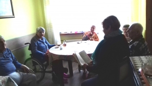 Bibliotekarze czytają seniorom w domach opieki