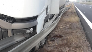 Ciężarówka uderzyła w bariery na S5