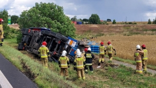 Wypadek ciężarówki przewożącej butle z gazami technicznymi. Drogę zamknięto