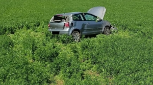 Pędziła autem po szosie i wypadła z drogi w pole