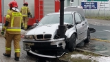 Auto uderzyło w latarnię na ul. Łaskiego