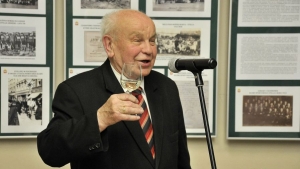 Jan Janowiak wznosi toast w trakcie obchodów 100-lecia Stelli w 2015 roku.