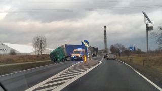 Ciężarówka w rowie. Utrudnienia na DK15