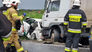 Zderzenie trzech samochodów i ciężarówki