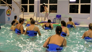 Zajęcia z aqua aerobiku na basenie
