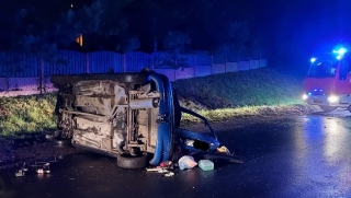 Wieczorne zderzenie. Jedno auto zatrzymało się na boku