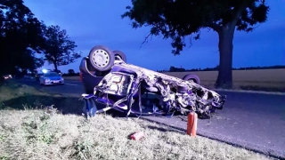 Wypadek pod Niechanowem. Auto dachowało