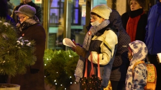 Wspólne śpiewanie piosenek patriotycznych na deptaku