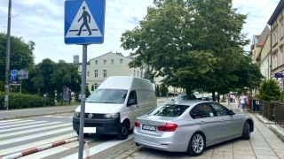 Pijany zaparkował na przejściu dla pieszych