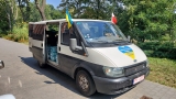 Przekazują busa z zaopatrzeniem dla walczącej Ukrainy