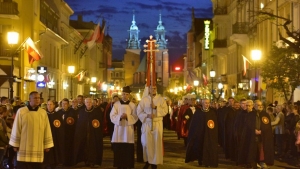 Wieczorna procesja św. Wojciecha ulicami miasta