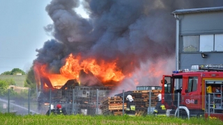 Ogromny pożar na terenie zakładu. Na miejscu kilka zastępów straży