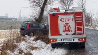 Ślisko na drogach - auto uderzyło w drzewo