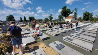 Mieszkańcy sami posprzątali groby żołnierzy na stulecie bitwy