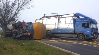 Zderzenie dwóch ciężarówek na „piętnastce”