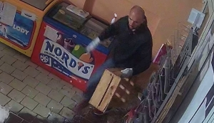 Kamera nagrała włamanie do sklepu. Kto rozpoznaje złodzieja?
