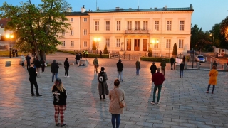 Stanęli ze świecami pod siedzibą Kurii