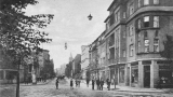 Ul. Chrobrego, skrzyżowanie z ul. Lecha i Sobieskiego w ok. 1918 roku. W kamienicy narożnikowej (po prawej) w latach 30. znajdowała się restauracja 