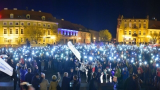 Nauczyciele stworzyli łańcuch światła na Rynku