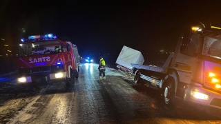 Do rowu zjechał dostawczak, a później laweta, która miała go wyciągnąć