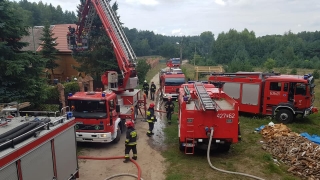 Pożar na poddaszu starego budynku