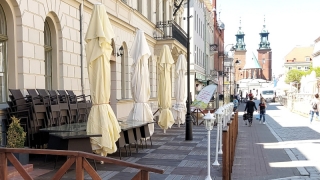 Ogródki restauracyjne ponownie zapełniają ulice