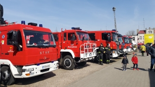 Dziesiątki strażackich samochodów na pikniku